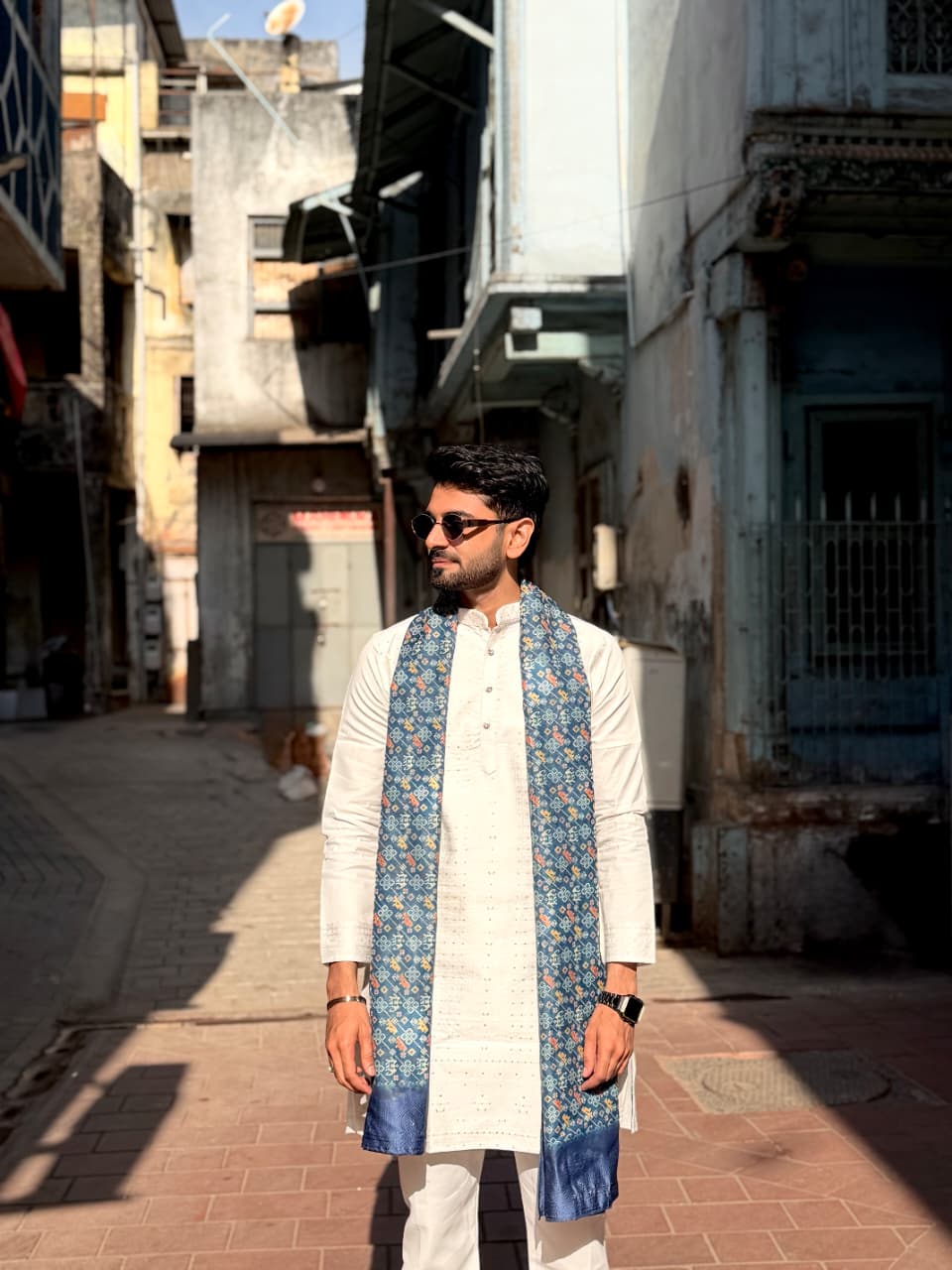 WHITE LAKHNAVI PATTERN JACQUARD DESIGNER SHORT KURTA WITH NEVI BLUE BANDHANI DUPPTA