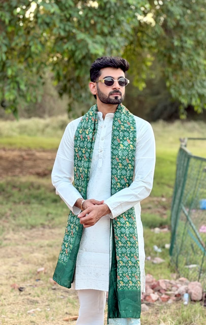 WHITE LAKHNAVI PATTERN JACQUARD DESIGNER SHORT KURTA WITH GREEN BANDHANI DUPPTA