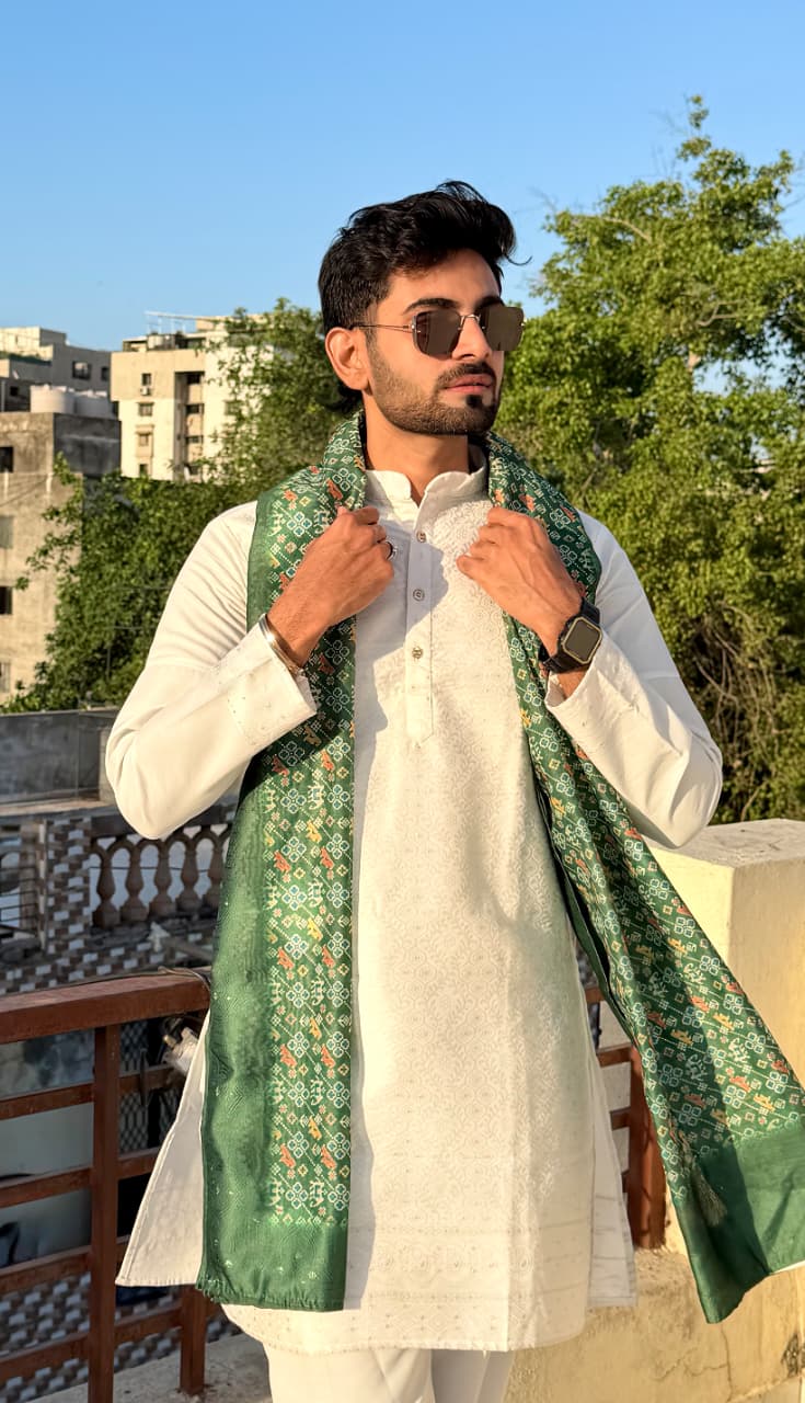 WHITE LAKHNAVI PATTERN JACQUARD DESIGNER SHORT KURTA WITH GREEN BANDHANI DUPPTA